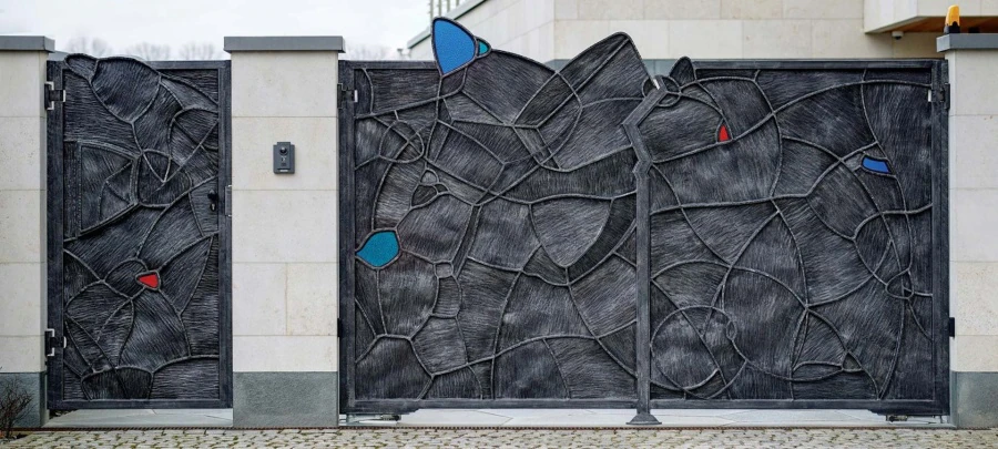 Private residence. Gate with portals.